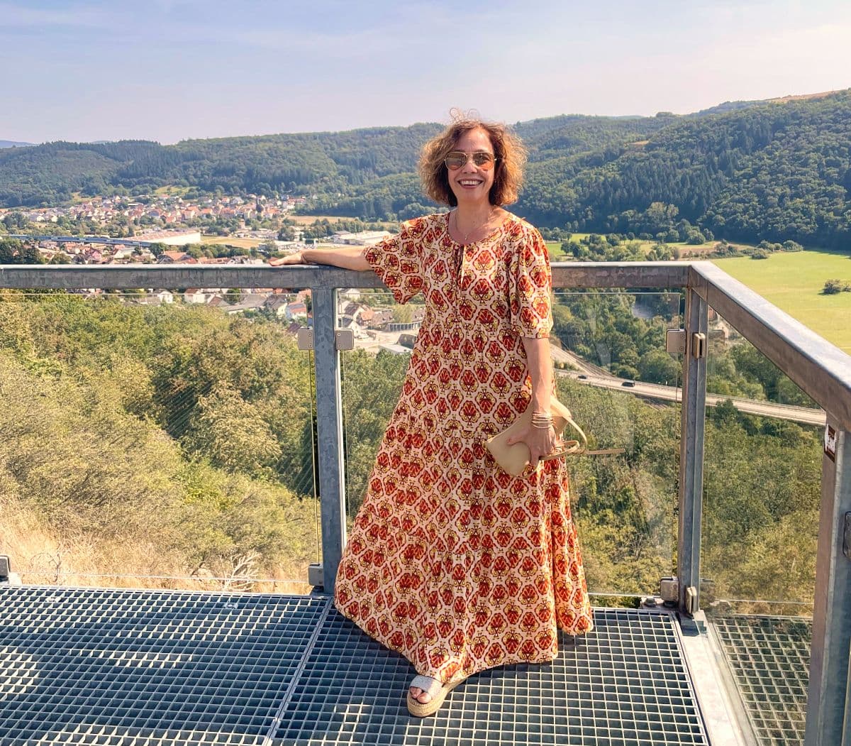 Marlet Martí steht auf einer Aussichtsplattform